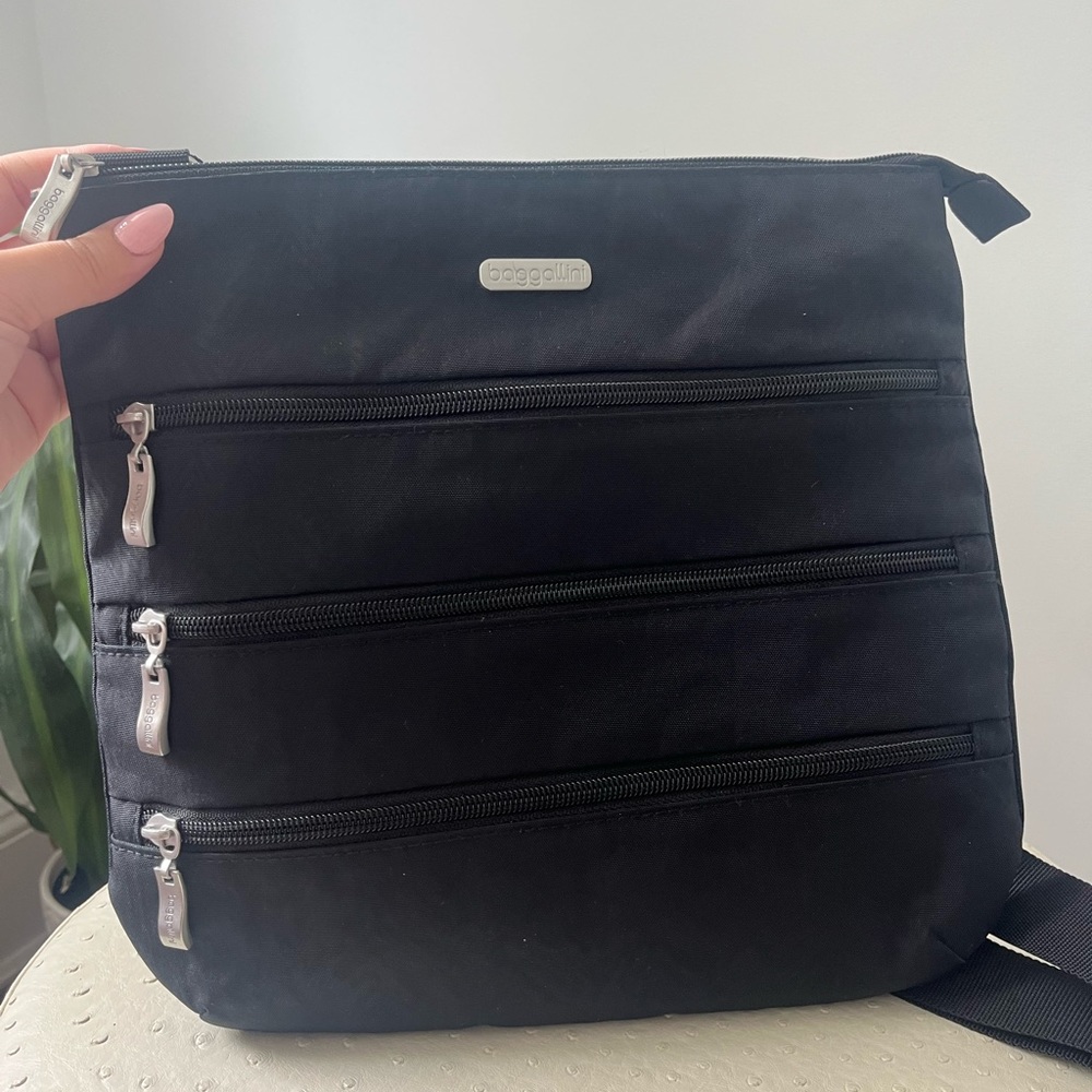 Baggallini big zipper bag black